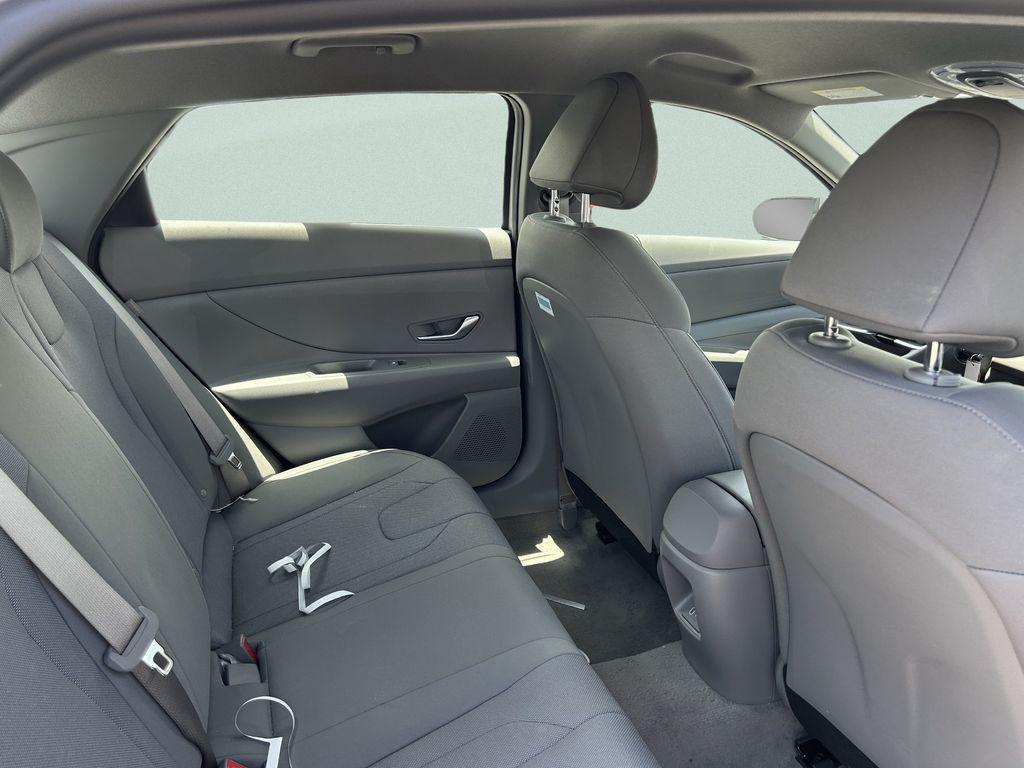 2025 Hyundai Elantra SE - Photo 19