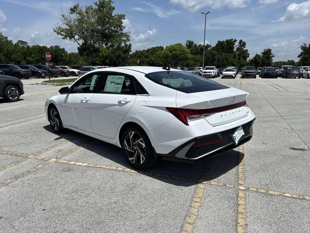 2025 Hyundai Elantra Limited - Photo 12