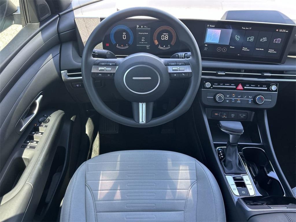 New 2025 Hyundai Santa Cruz SE FWD Truck
