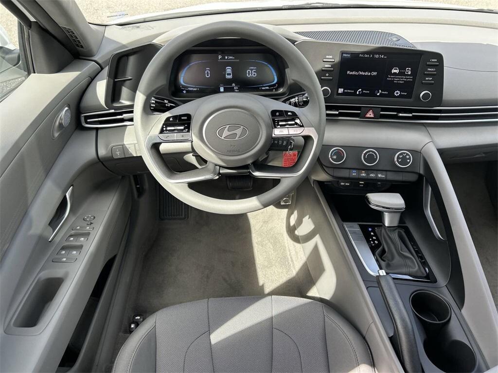 New 2025 Hyundai Elantra SE Sedan