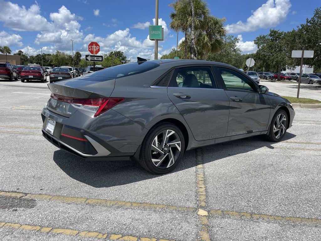 2025 Hyundai Elantra Limited - Photo 11