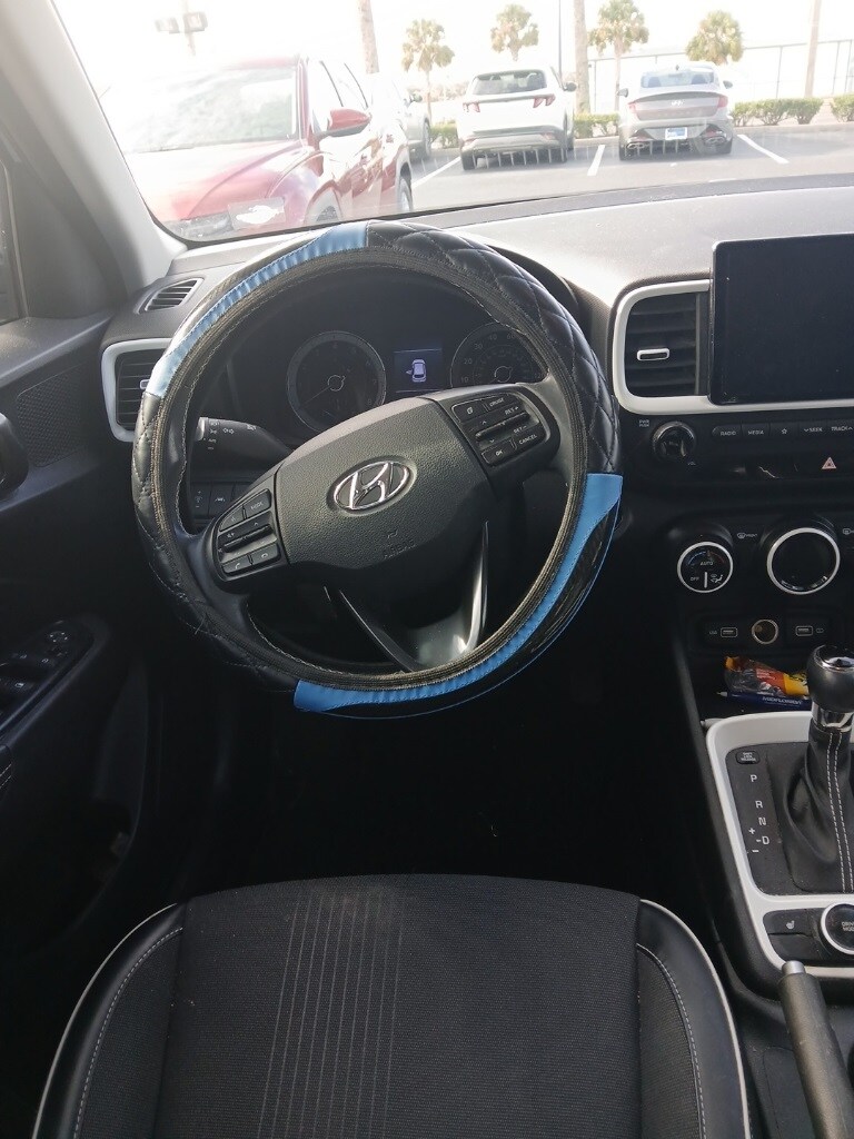 2022 Hyundai Venue SEL Limited photo 2