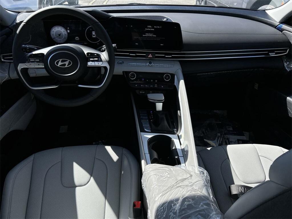 New 2025 Hyundai Elantra Limited Sedan