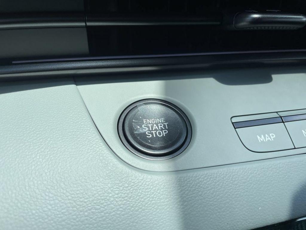 2025 Hyundai Elantra Limited - Photo 32