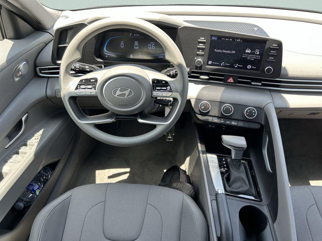 2025 Hyundai Elantra SE - Photo 17