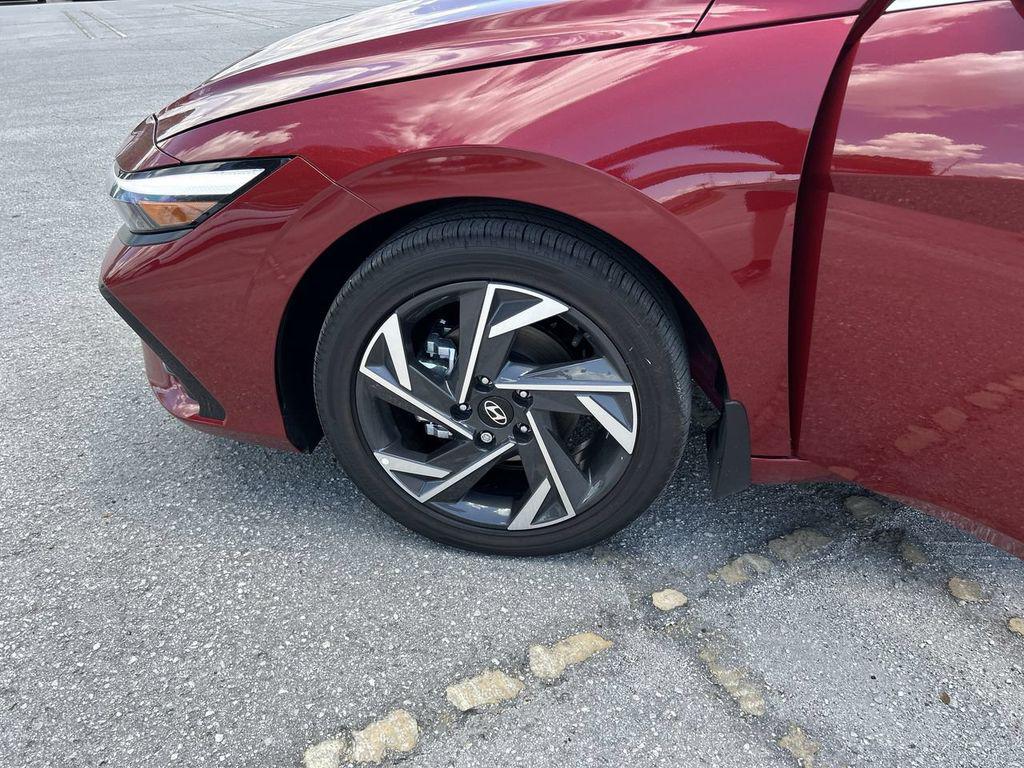 2025 Hyundai Elantra Limited - Photo 33