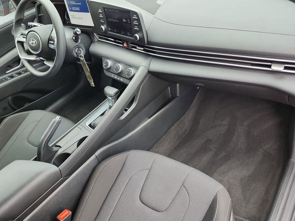 2024 Hyundai Elantra SE - Photo 14