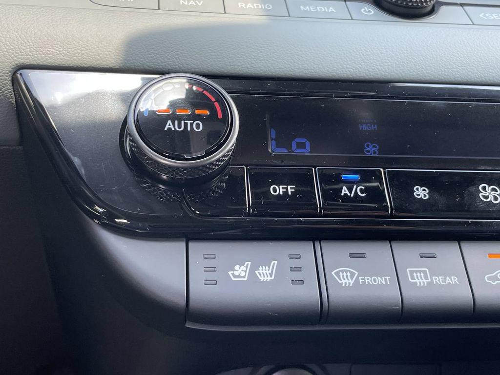 2025 Hyundai Elantra Limited - Photo 8
