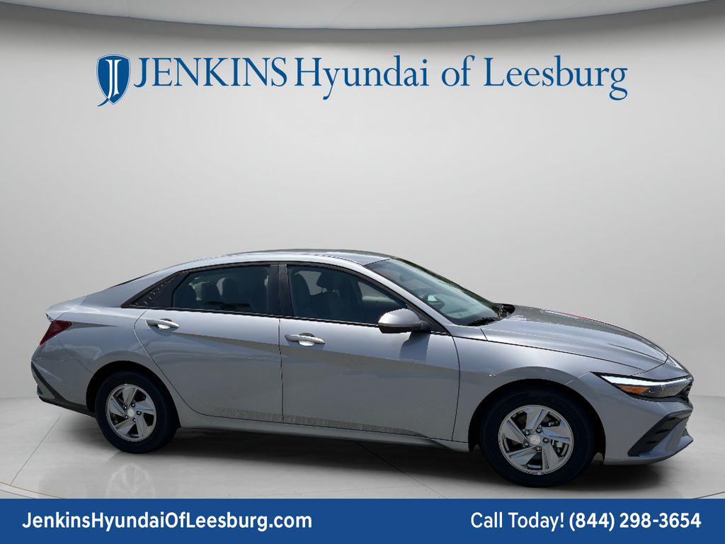 2025 Hyundai Elantra SE - Photo 2