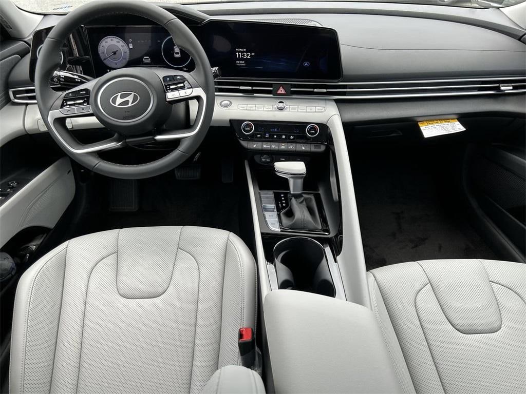 New 2025 Hyundai Elantra Limited Sedan