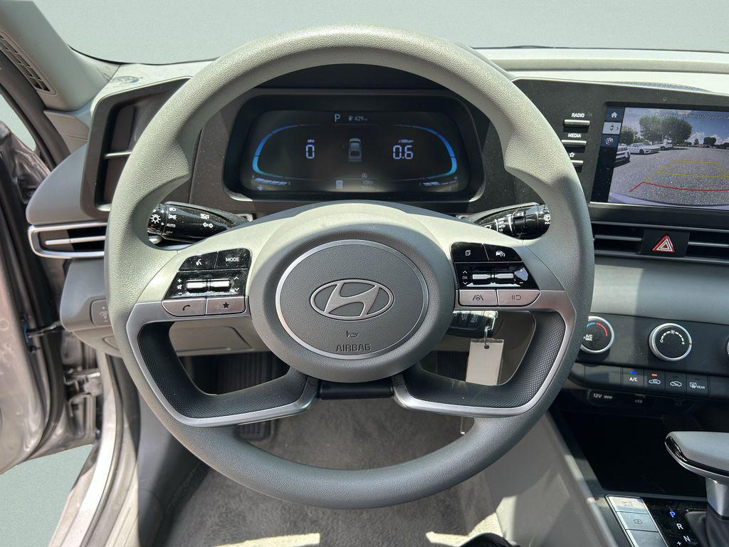 2025 Hyundai Elantra SE - Photo 28