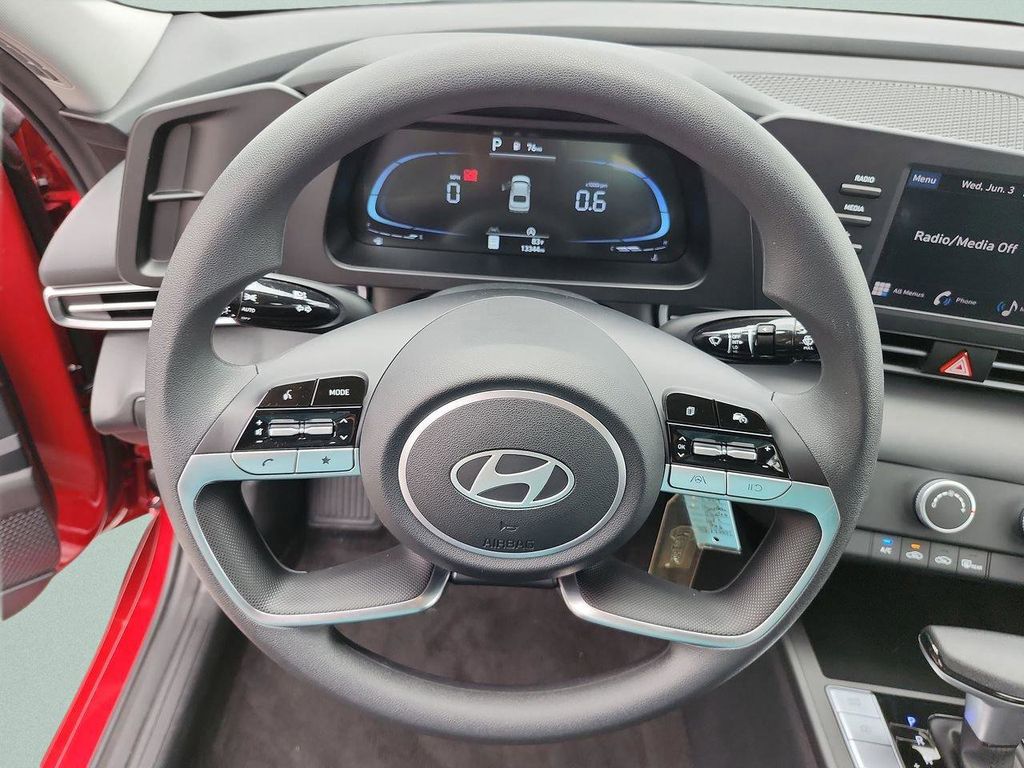 2024 Hyundai Elantra SE - Photo 31