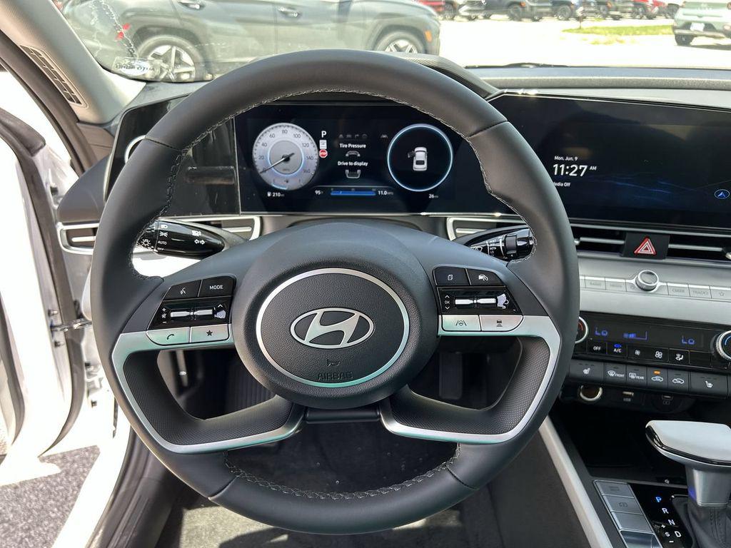 2025 Hyundai Elantra Limited - Photo 29