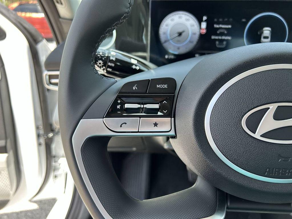 2025 Hyundai Elantra Limited - Photo 28