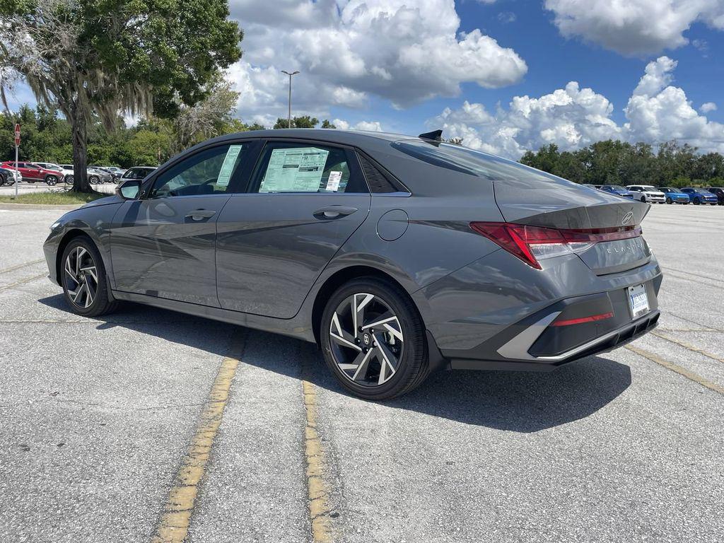 2025 Hyundai Elantra Limited - Photo 13