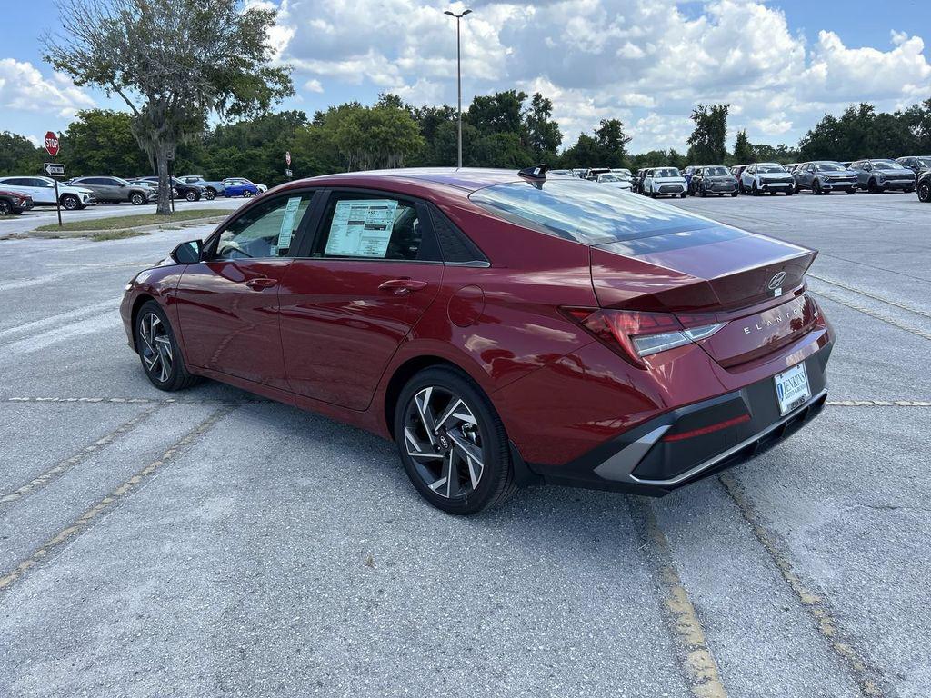 2025 Hyundai Elantra Limited - Photo 13