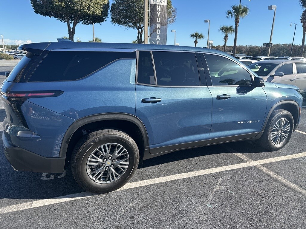 2024 Chevrolet Traverse LS photo 3