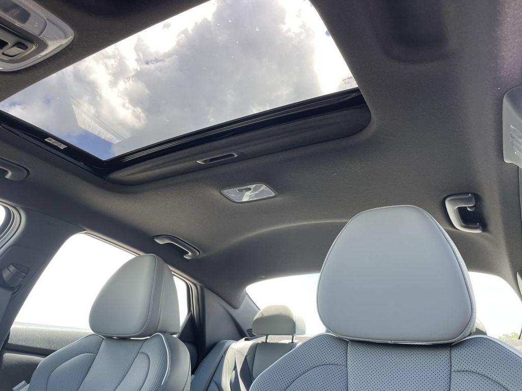 2025 Hyundai Elantra Limited - Photo 25