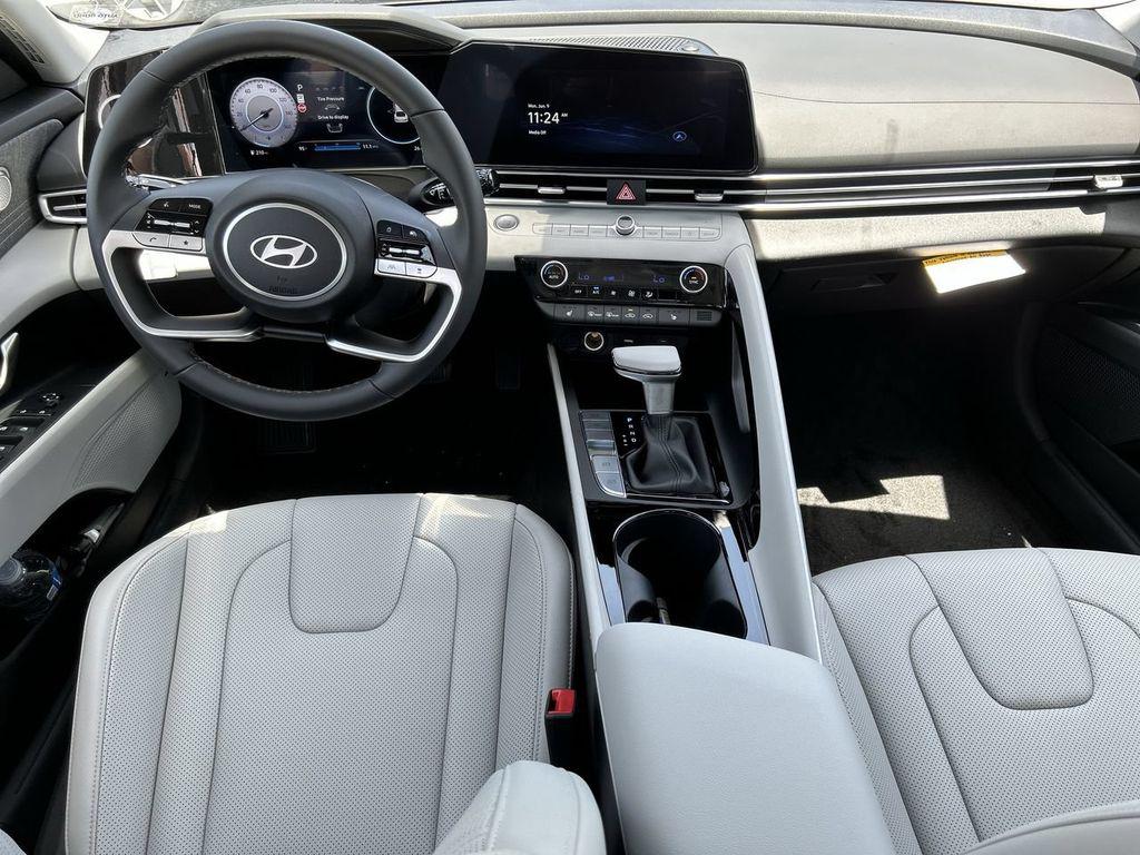 2025 Hyundai Elantra Limited - Photo 3