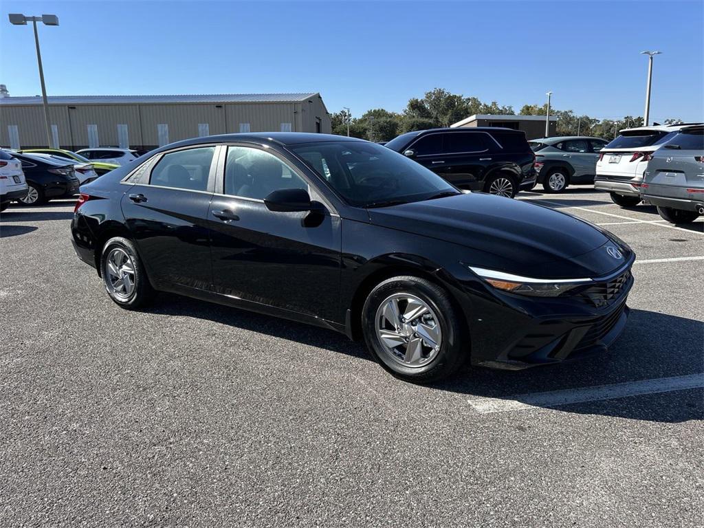 2025 Hyundai Elantra SE photo 2