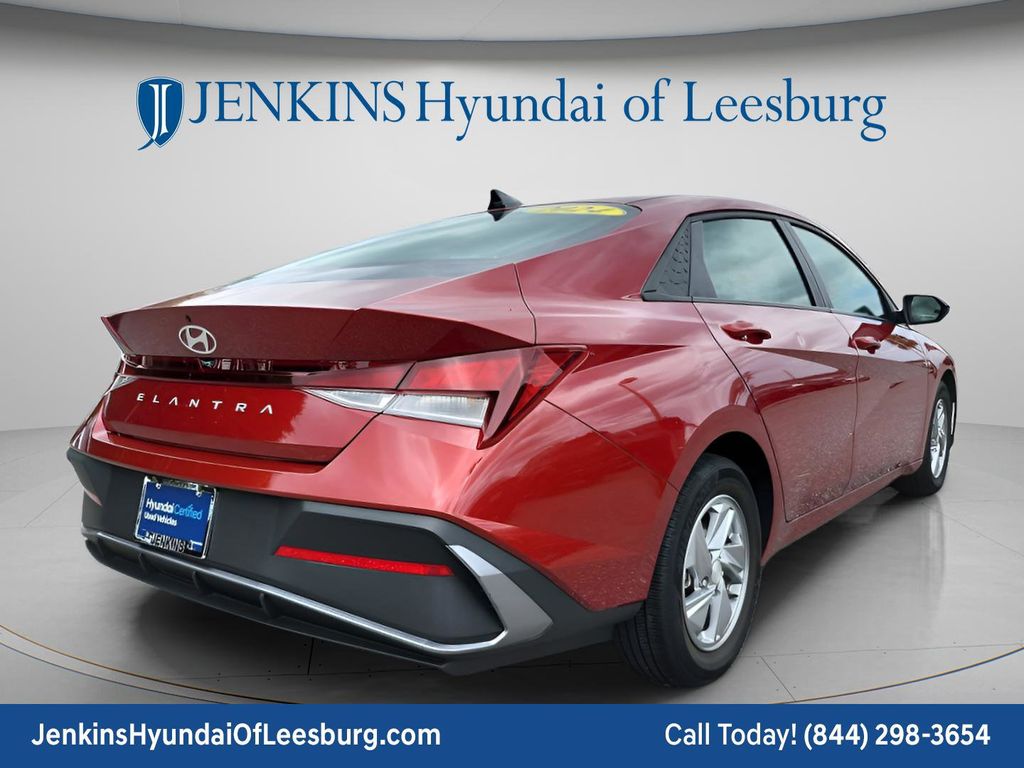 2024 Hyundai Elantra SE - Photo 4