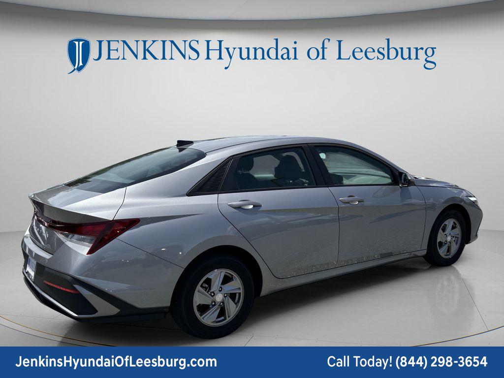 2025 Hyundai Elantra SE - Photo 5
