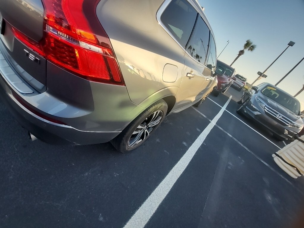 2021 Volvo XC60 T5 Momentum photo 3