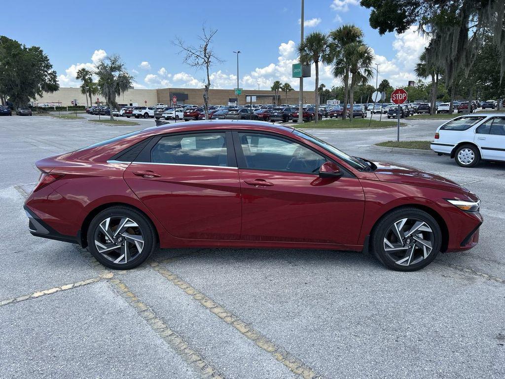 2025 Hyundai Elantra Limited - Photo 10