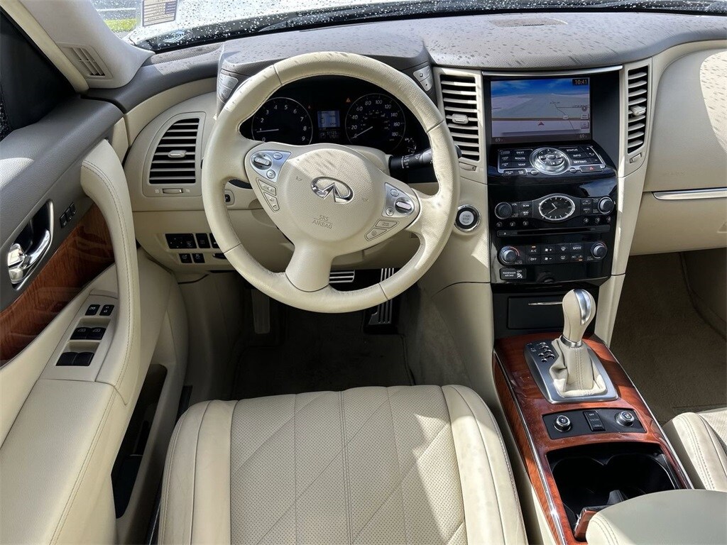 2016 Infiniti QX70 Base photo 2