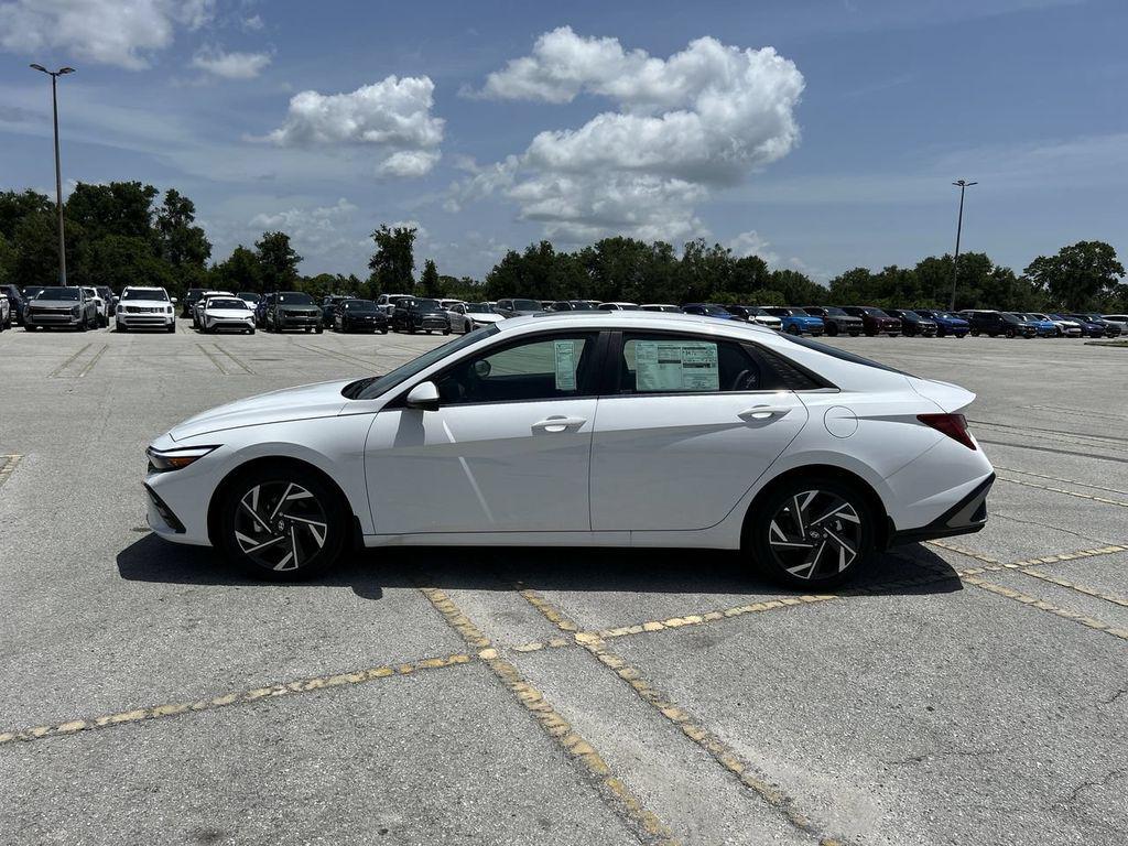 2025 Hyundai Elantra Limited - Photo 13
