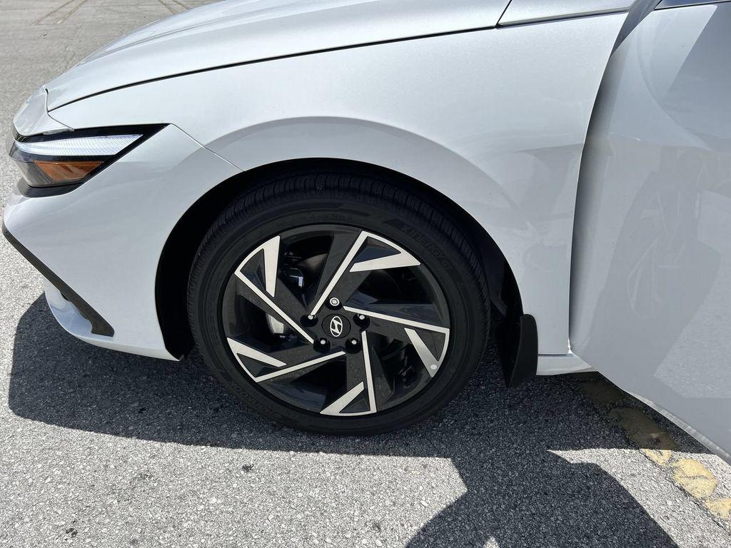 2025 Hyundai Elantra Limited - Photo 32