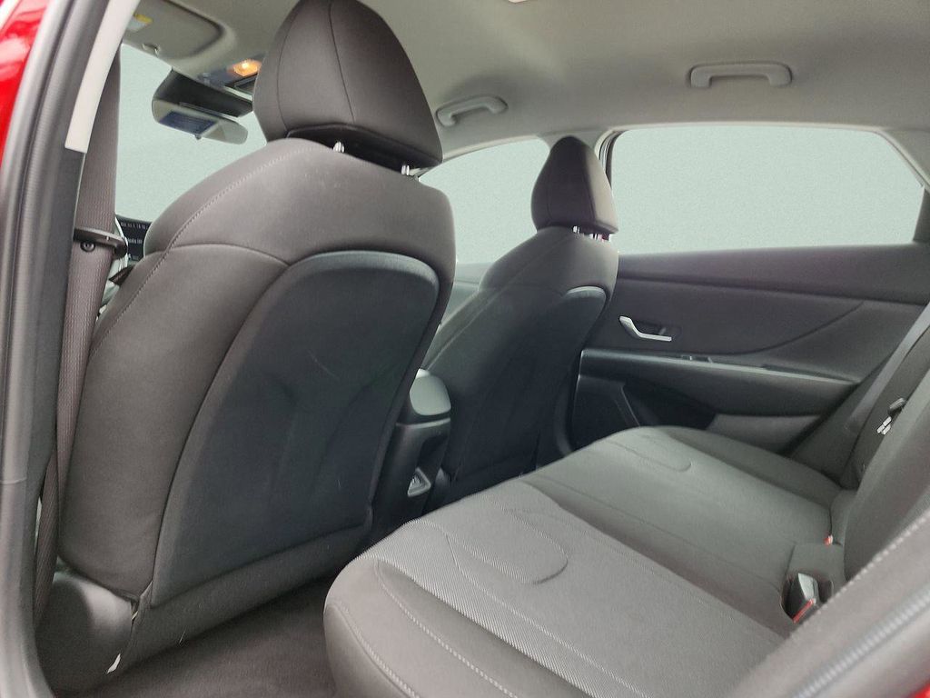 2024 Hyundai Elantra SE - Photo 19