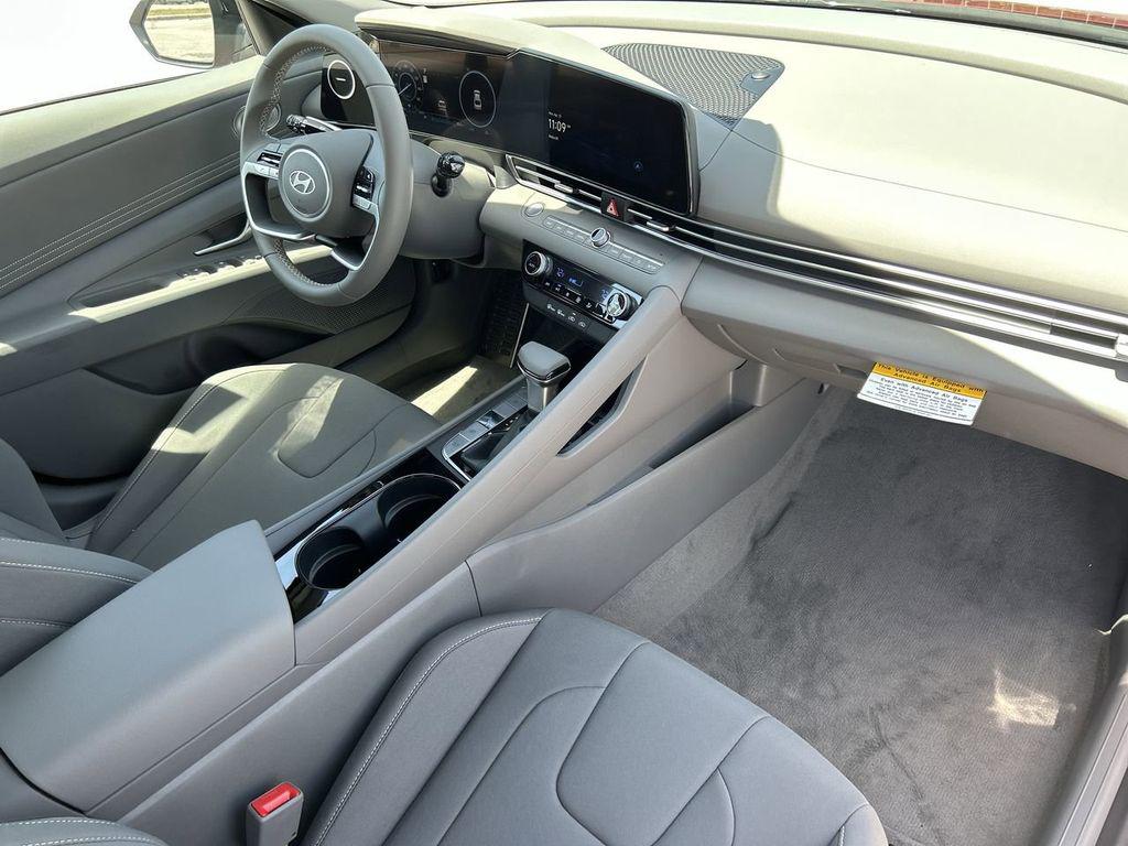 2025 Hyundai Elantra Blue - Photo 18