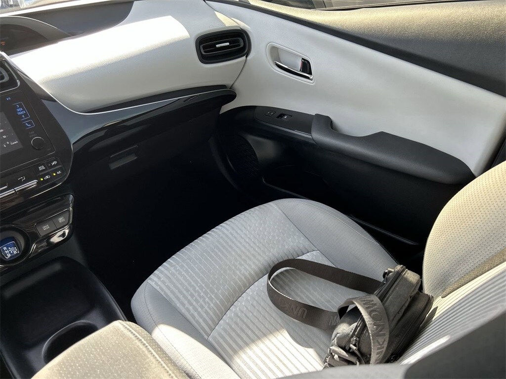 2016 Toyota Prius Four photo 3