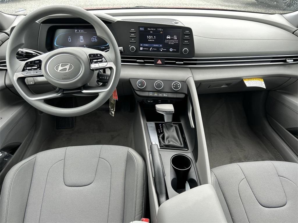 New 2025 Hyundai Elantra SE Sedan
