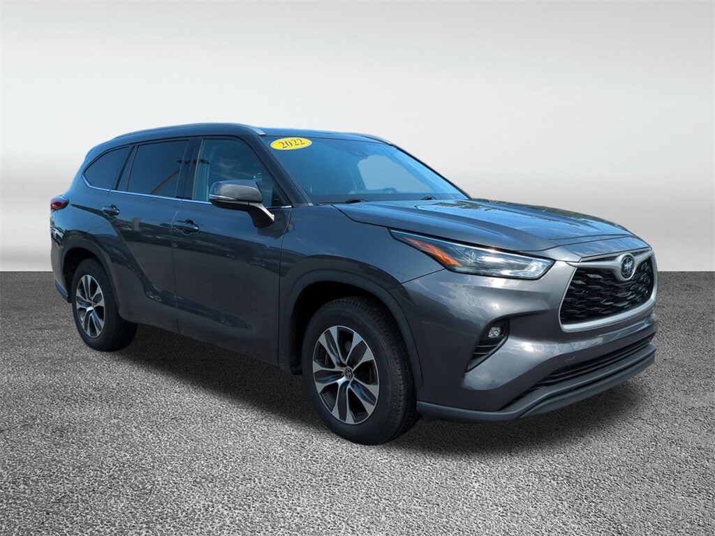 2022 Toyota Highlander XLE photo 2