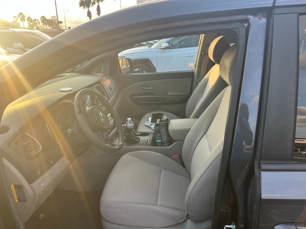 2015 Kia Sedona LX photo 3