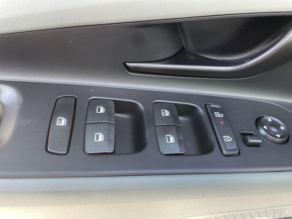 2025 Hyundai Elantra Limited - Photo 22