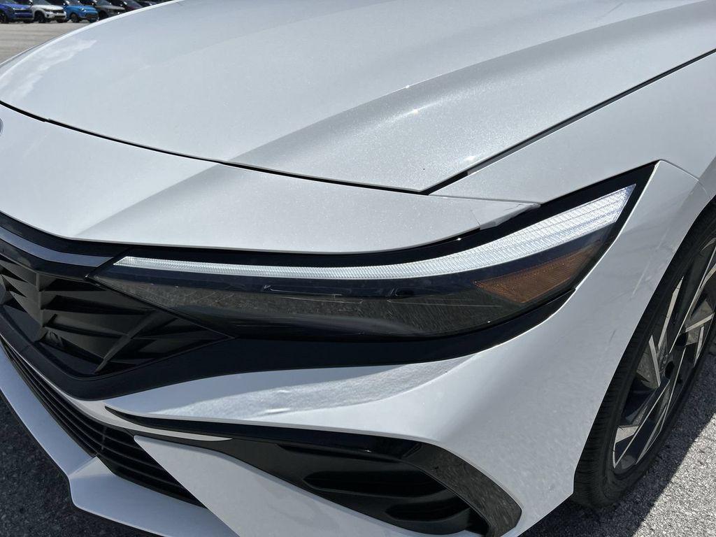 2025 Hyundai Elantra Limited - Photo 15