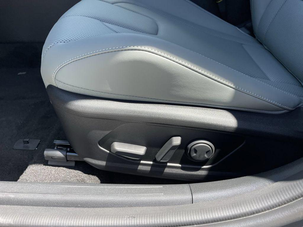 2025 Hyundai Elantra Limited - Photo 24