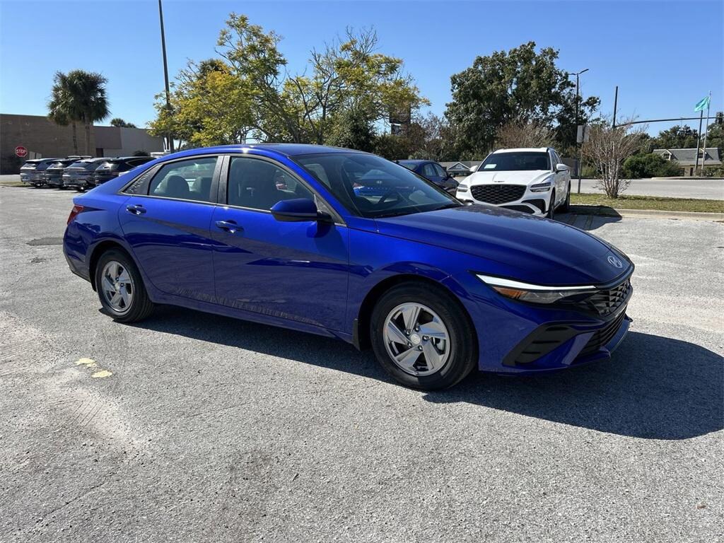 New 2025 Hyundai Elantra SE Sedan