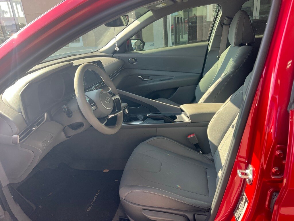 2021 Hyundai Elantra SEL photo 4