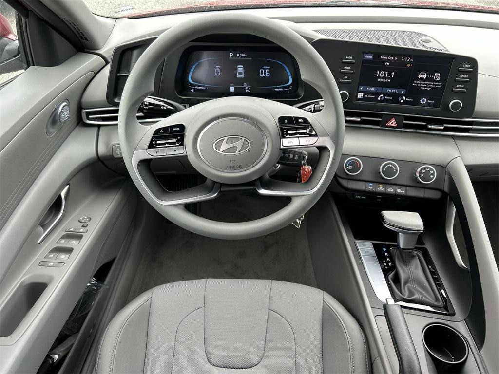 New 2025 Hyundai Elantra SE Sedan