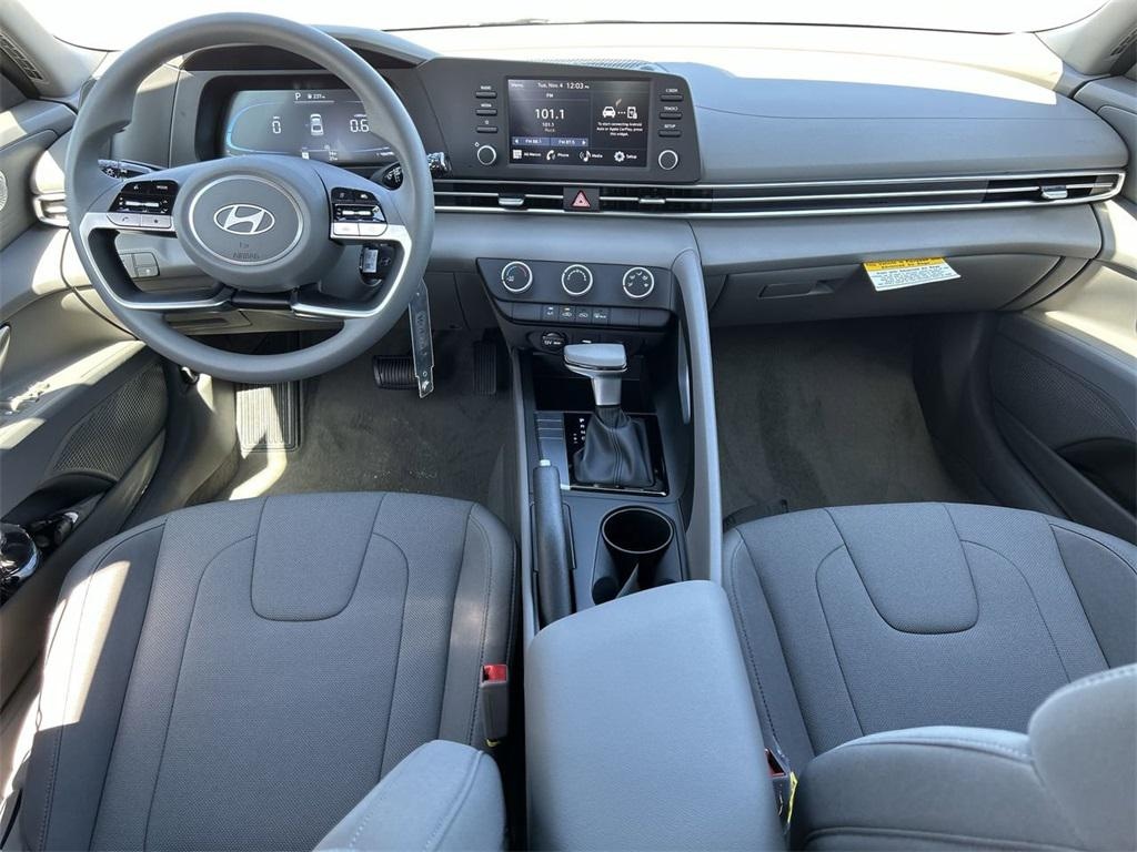 New 2025 Hyundai Elantra SE Sedan