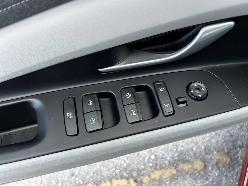 2025 Hyundai Elantra Limited - Photo 21