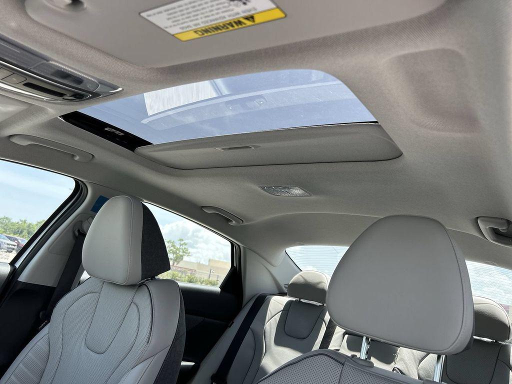 2025 Hyundai Elantra Limited - Photo 23
