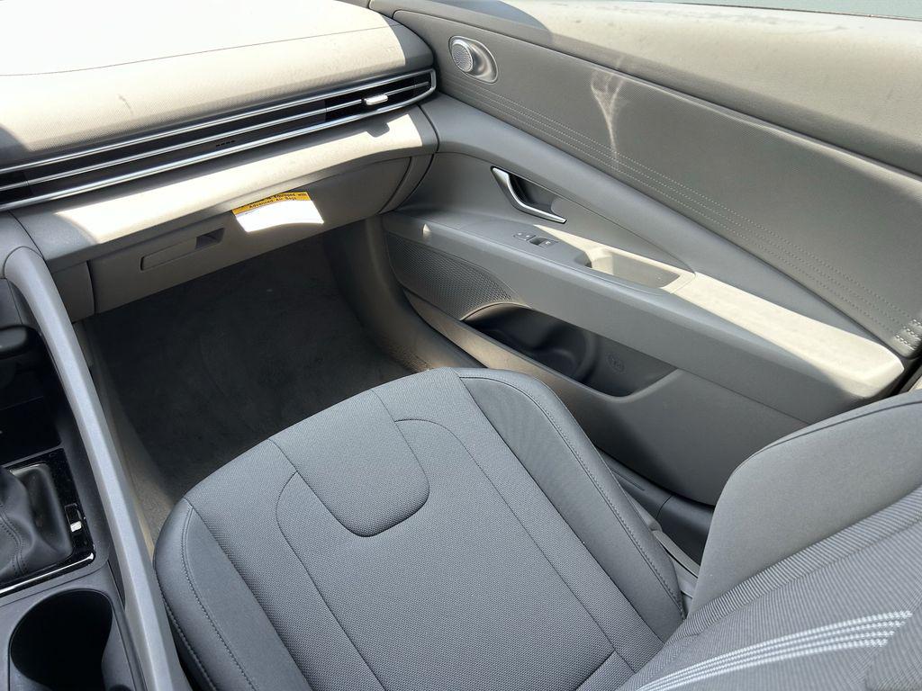 2025 Hyundai Elantra SE - Photo 16
