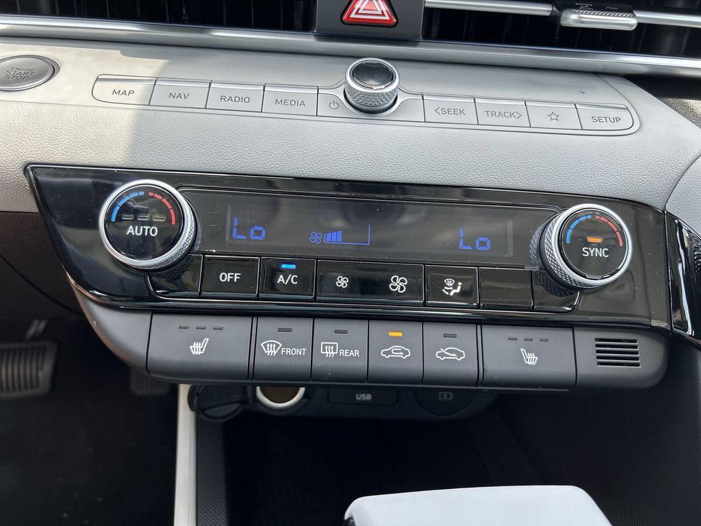 2025 Hyundai Elantra Limited - Photo 25