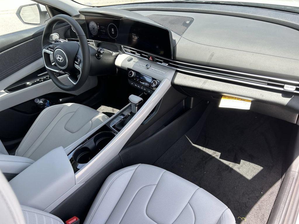 2025 Hyundai Elantra Limited - Photo 18