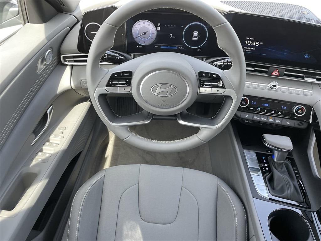 New 2025 Hyundai Elantra SEL Convenience Sedan